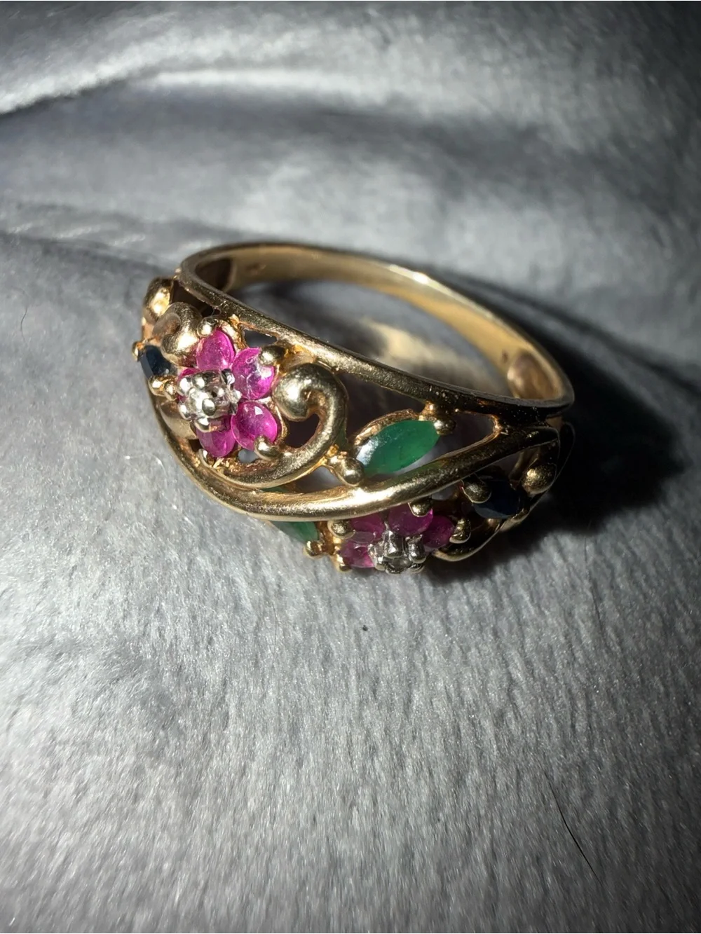 10 KT GOLD FLOWERS RUBIES EMERALD AND SAPPHIRE. SIZE 10